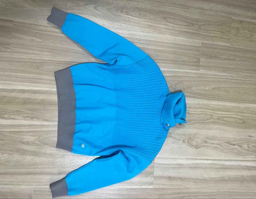 New balance ターコイズブルーセーターとグレージュスカート