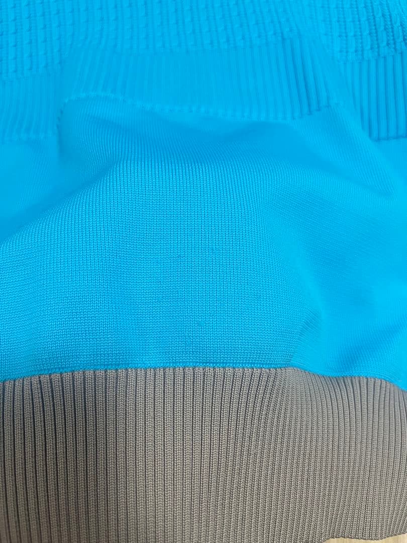 New balance ターコイズブルーセーターとグレージュスカート