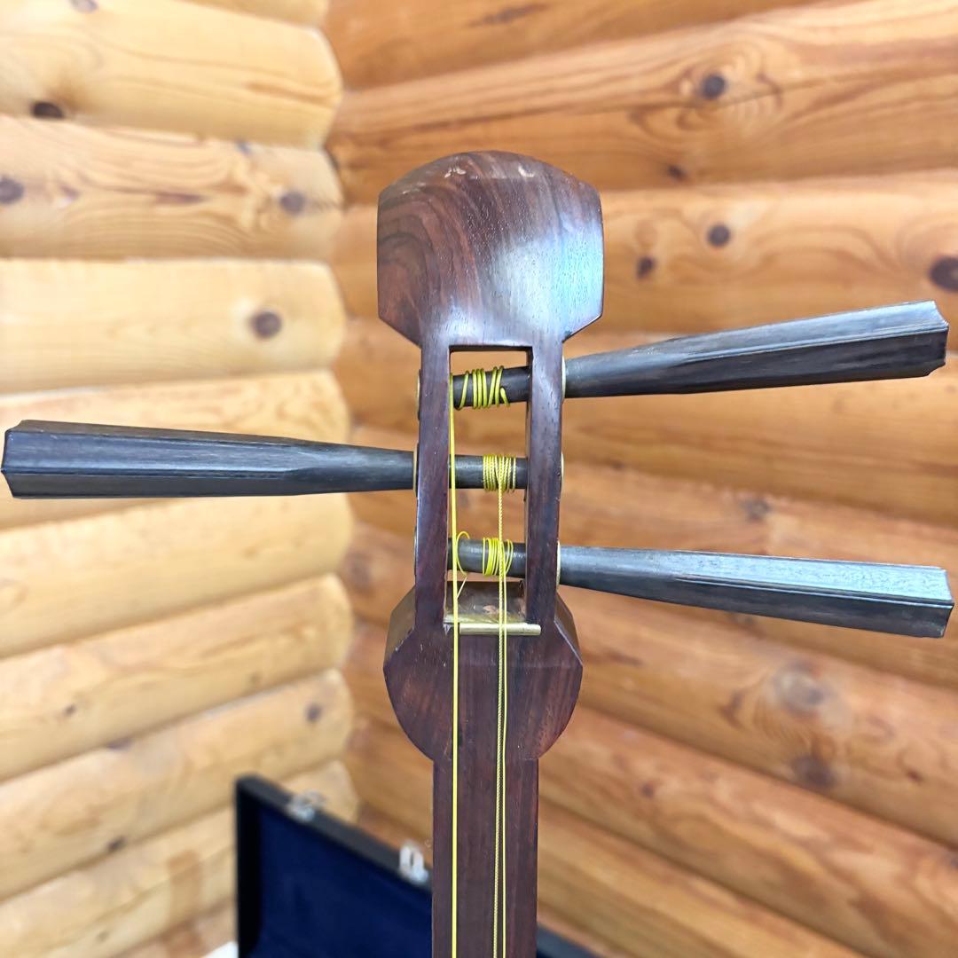長唄三味線 細棹 紫檀 丸打胴 犬皮 鼈甲撥 山サワリ 糸巻き黒