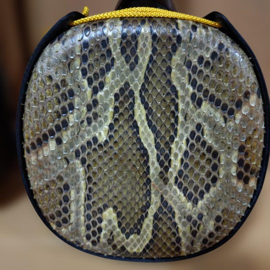 沖縄三線 本蛇皮 強化張 真壁型 爪付 ハードケース付 ウマ（駒）付