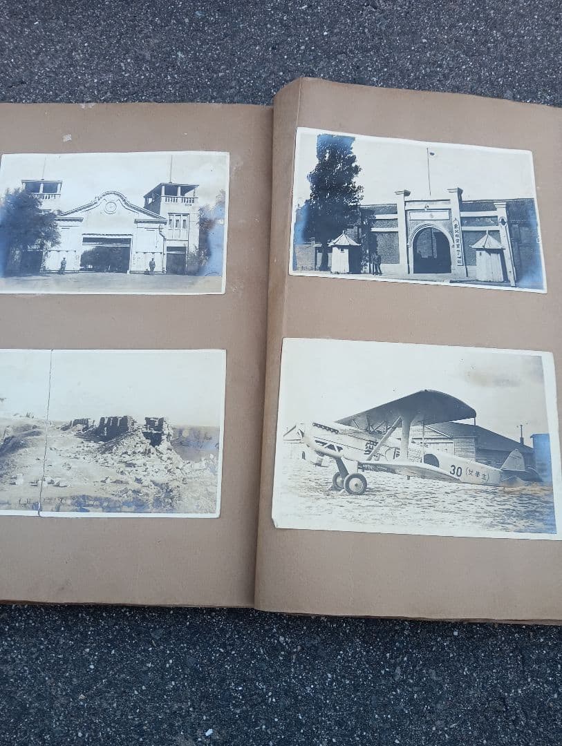 満州の古い写真81枚、新聞の切抜28枚が、貼り付け、建築 死体、