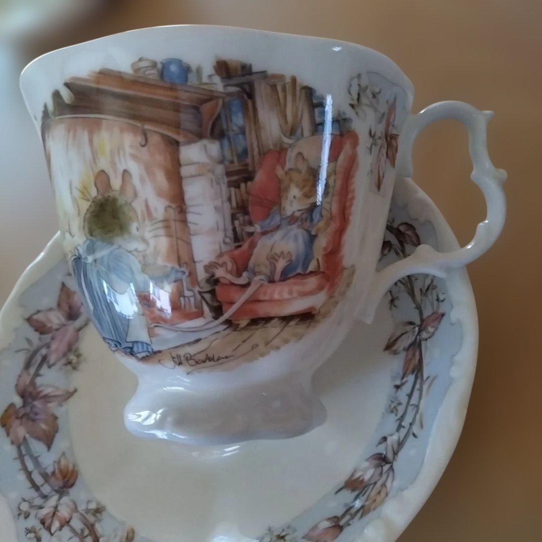 新品　ロイヤルドルトン ブランベリー ヘッジ 　カップソーサー4客 プレート２枚