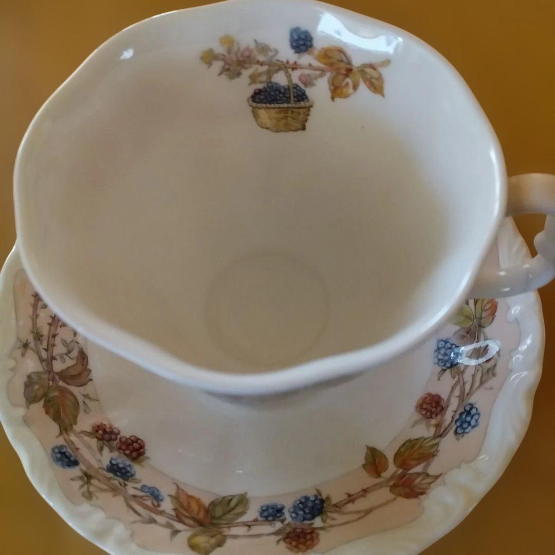 新品　ロイヤルドルトン ブランベリー ヘッジ 　カップソーサー4客 プレート２枚