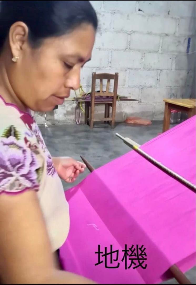 メキシコの手作りの刺繍　手織機で織られた手作りクッションカバー