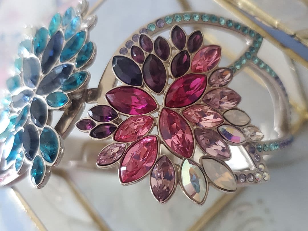 ◯スワロフスキー フラワーモチーフ カラーストーン バングル◯の通販