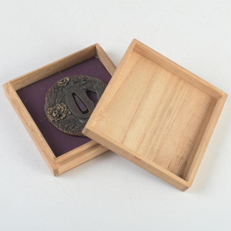 武具 刀装具 大森英重銘 古銅 牡丹神獣紋鍔 時代箱 C