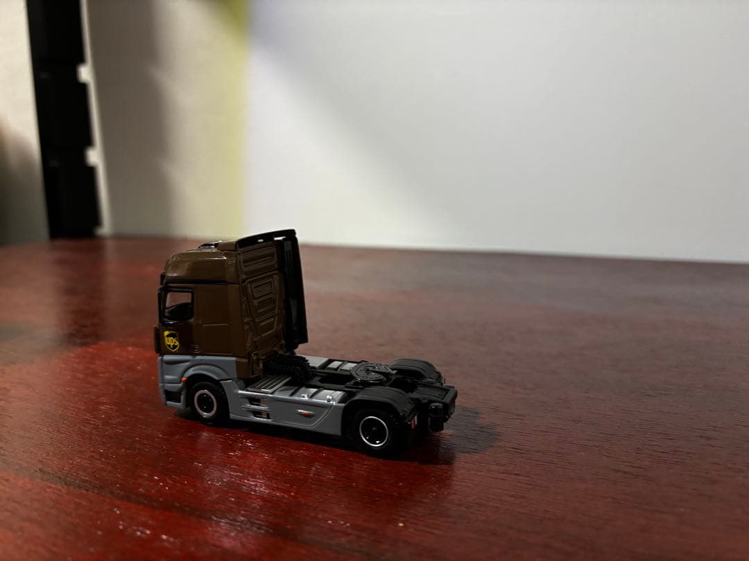 MINIGT No.705 UPSアクトロストラック&UPSフィギュアセット - メルカリ