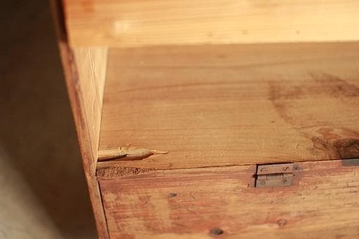 古く味のあるパタパタ扉の木製収納棚 収納棚 食器棚 カップボード