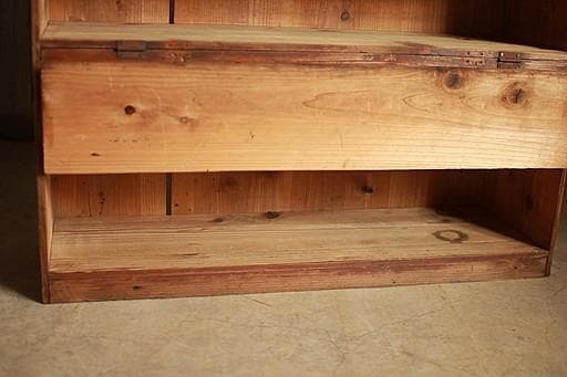 古く味のあるパタパタ扉の木製収納棚 収納棚 食器棚 カップボード