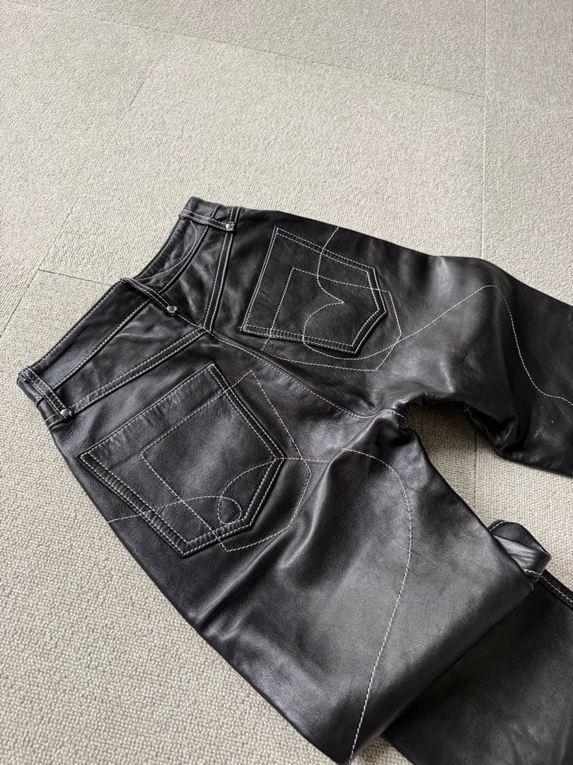 Moschino モスキーノ　レディースハート刺繍入りブラックレザーパンツ