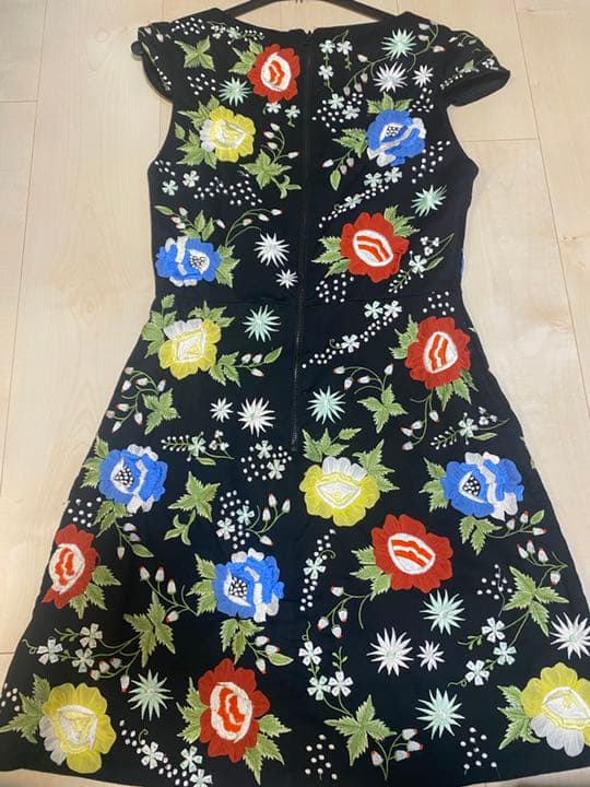 美品】アリスアンドオリビア 完売 ワンピース