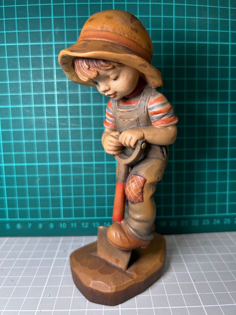 アンリ　ANRI 木彫　小さな庭師