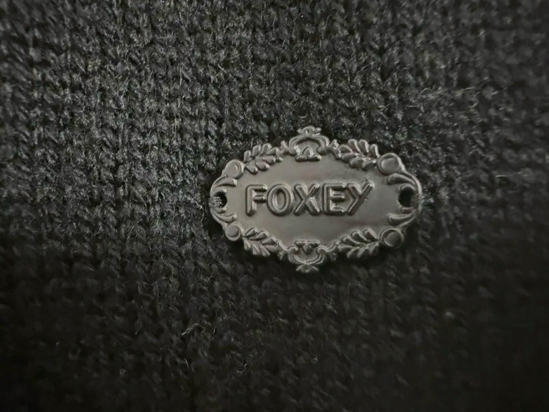 美品★FOXEYフォクシー カシミヤケープストール フォックス ロゴプレート付