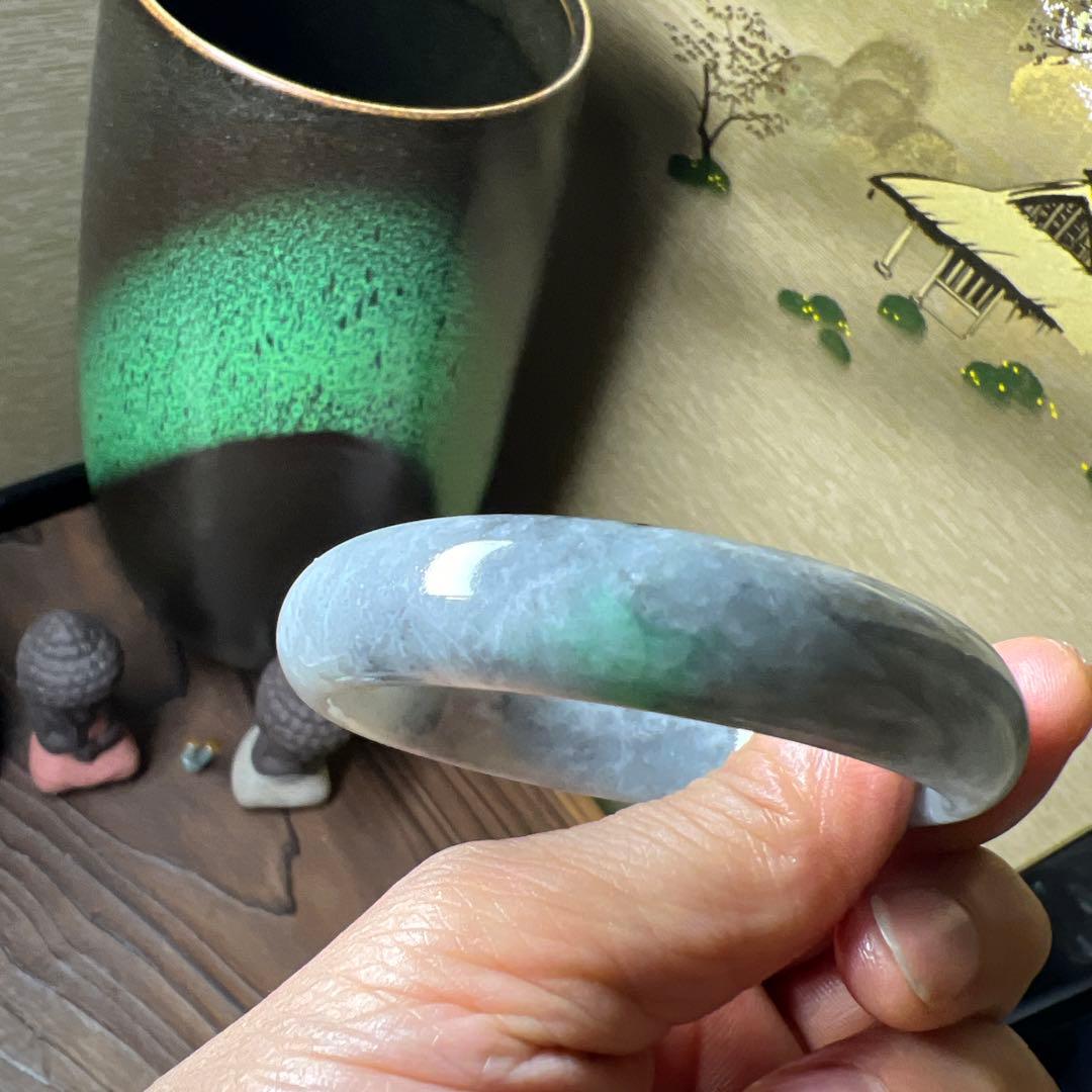 本翡翠、緑花柄、魔除け、厄除け、 天然ミネラルバングル　〜54.8