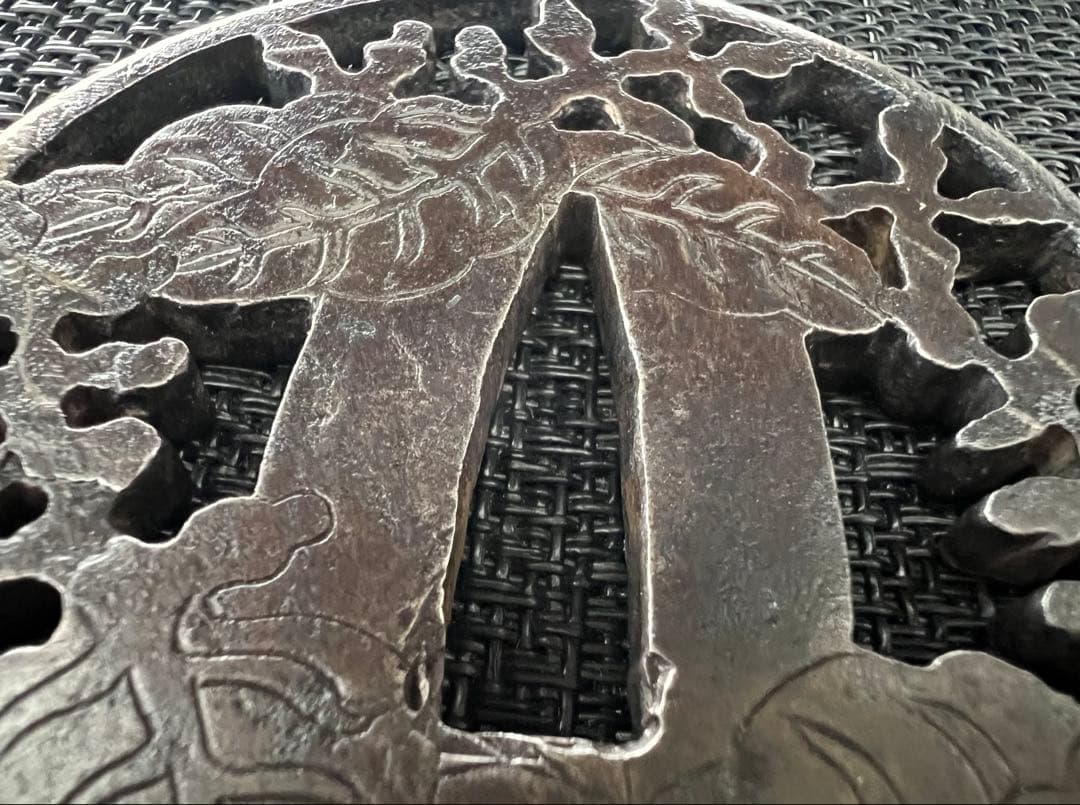 刀装具 刀鍔 鉃地 透かし鍔 吉祥文様 無銘 金象嵌 時代物 アンティーク 箱