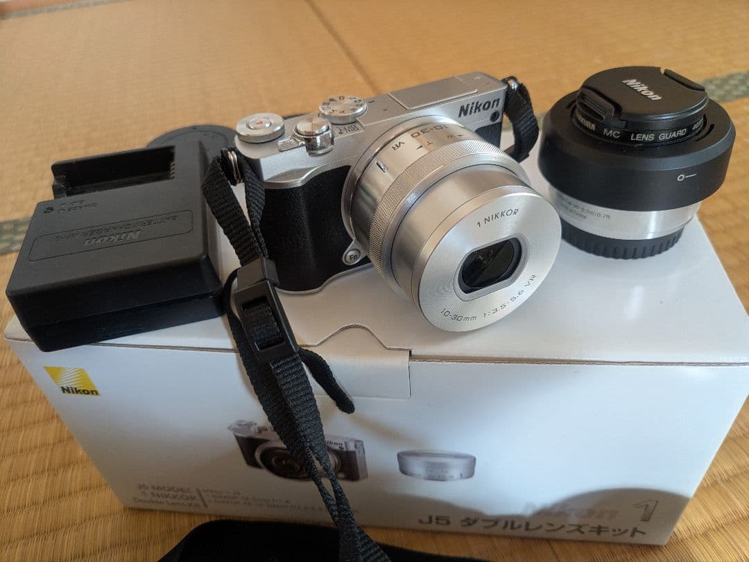 g*y様 Nikon 1 J5 ダブルレンズキット シルバー おまけ付き