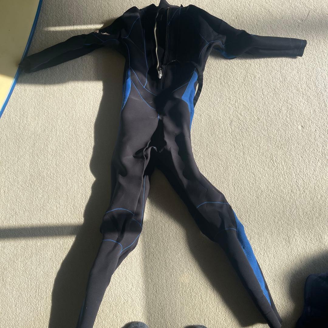 サーフボードとウェットスーツ3着(夏-冬用セット)