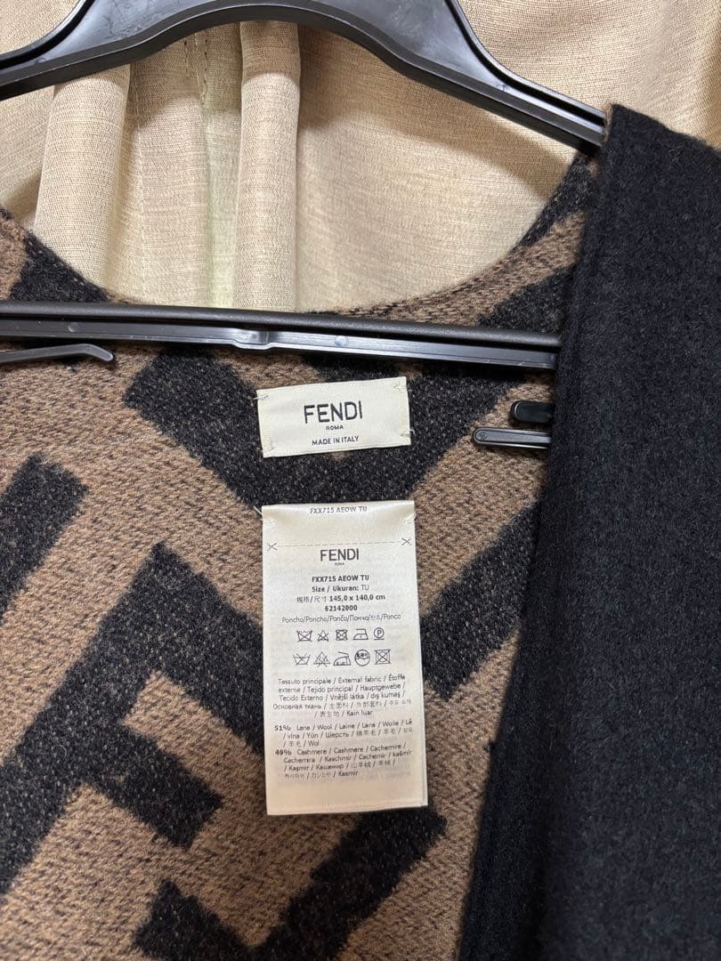 FENDI ロゴ入りポンチョ・ケープコート