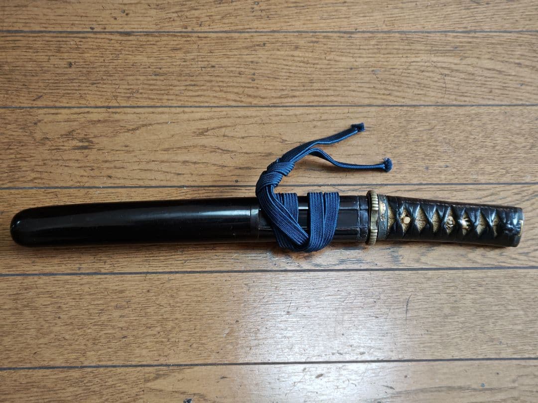 江戸期　黒漆塗鞘短刀拵、魚々子地縁頭金色絵、 虎図目貫、革巻き柄