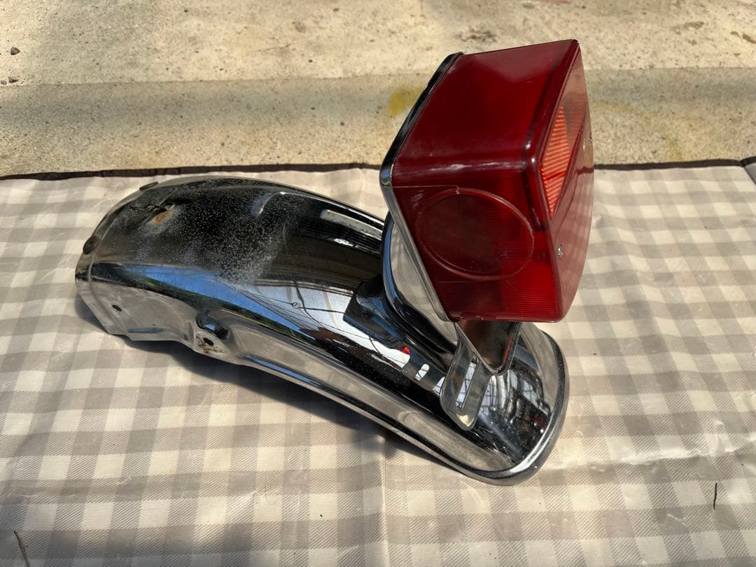 スズキ　GN125H 純正テールランプ　台座　リアフェンダー付き