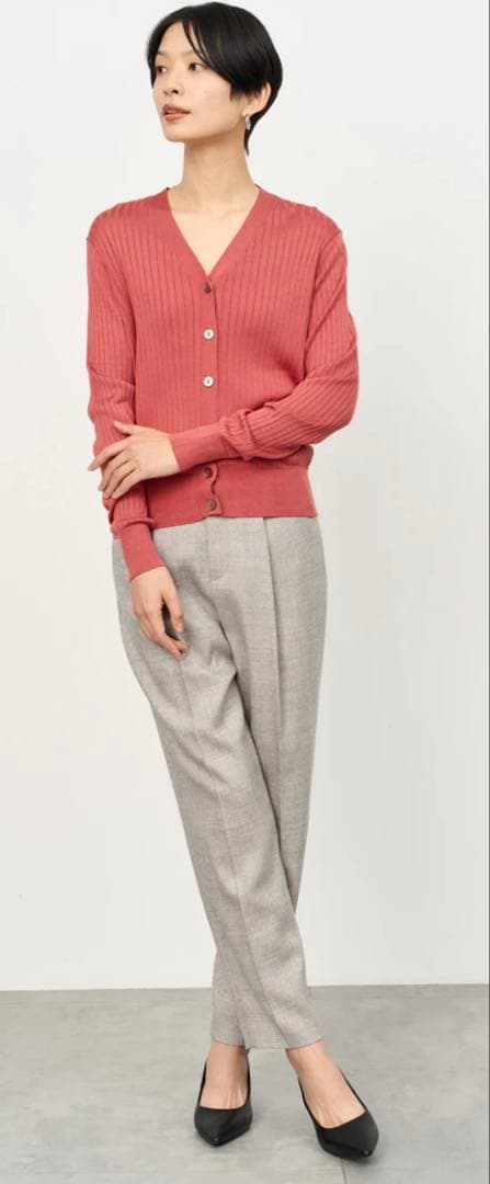 新品未使用　ブライトウールテーパードパンツ　グレー