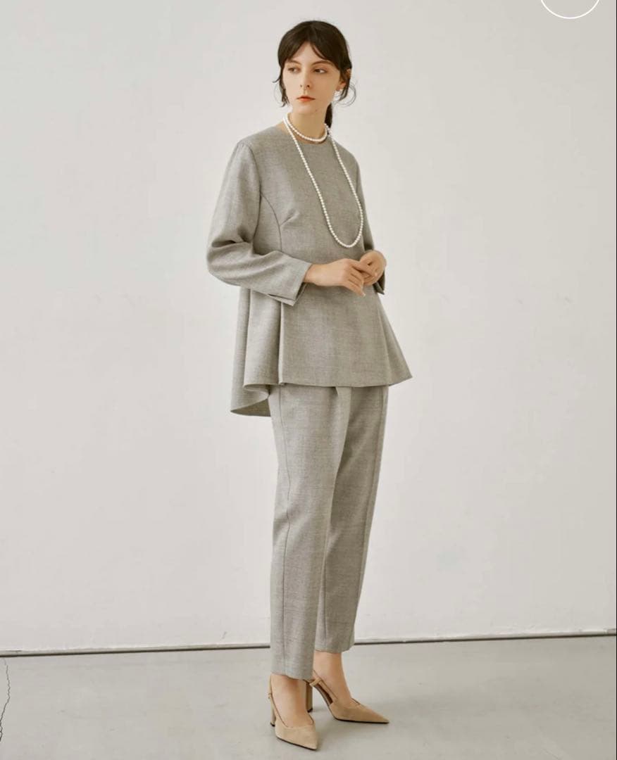 新品未使用　ブライトウールテーパードパンツ　グレー