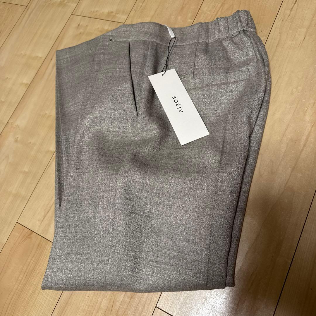 新品未使用　ブライトウールテーパードパンツ　グレー