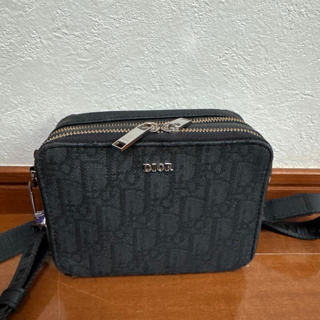 4 Dior ストラップ付きジップポーチ