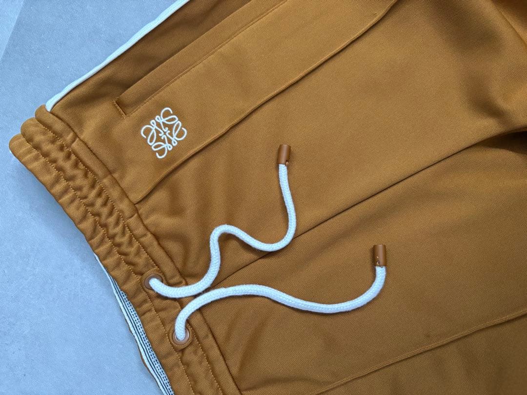 12/26まで。LOEWE ブラウン サイドストライプ パンツ