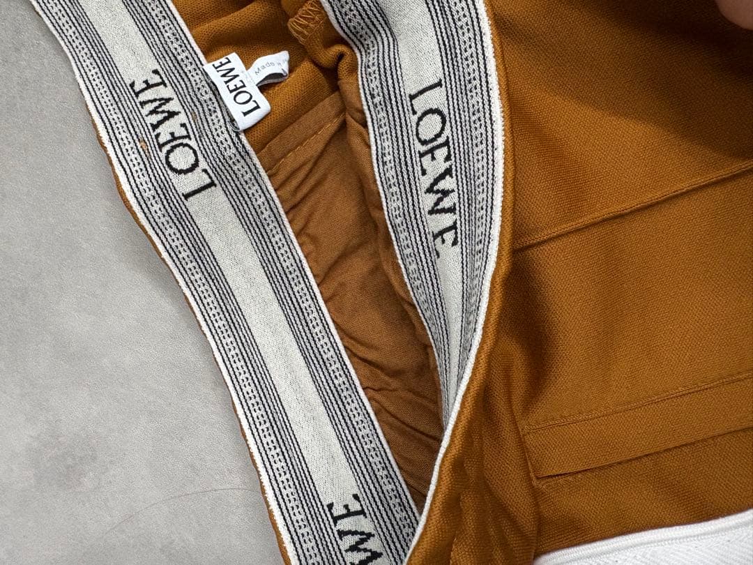 12/26まで。LOEWE ブラウン サイドストライプ パンツ