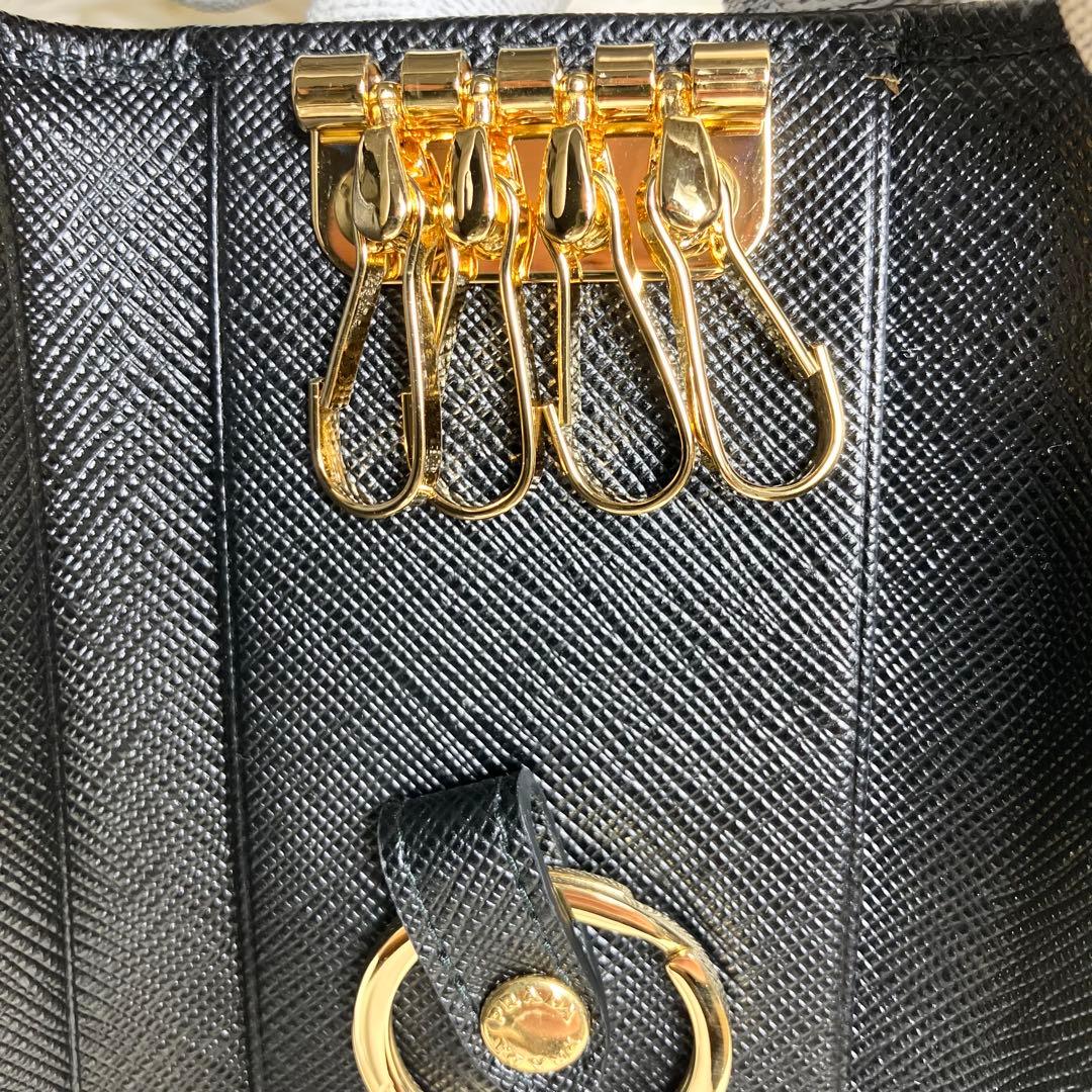 【未使用】 近年モデル プラダ メタルロゴ キーケース サフィアーノ 付属品完備