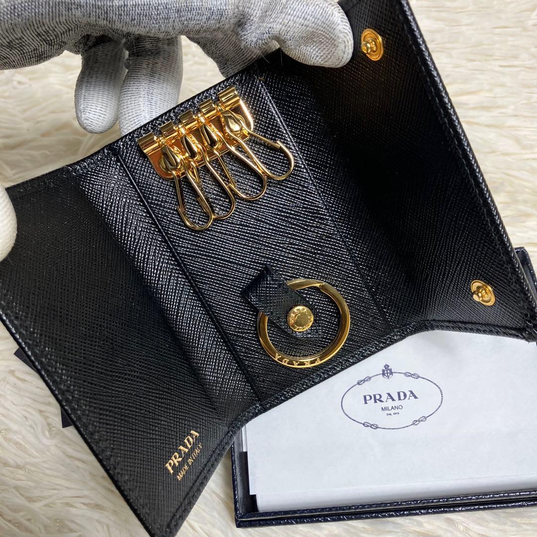 【未使用】 近年モデル プラダ メタルロゴ キーケース サフィアーノ 付属品完備