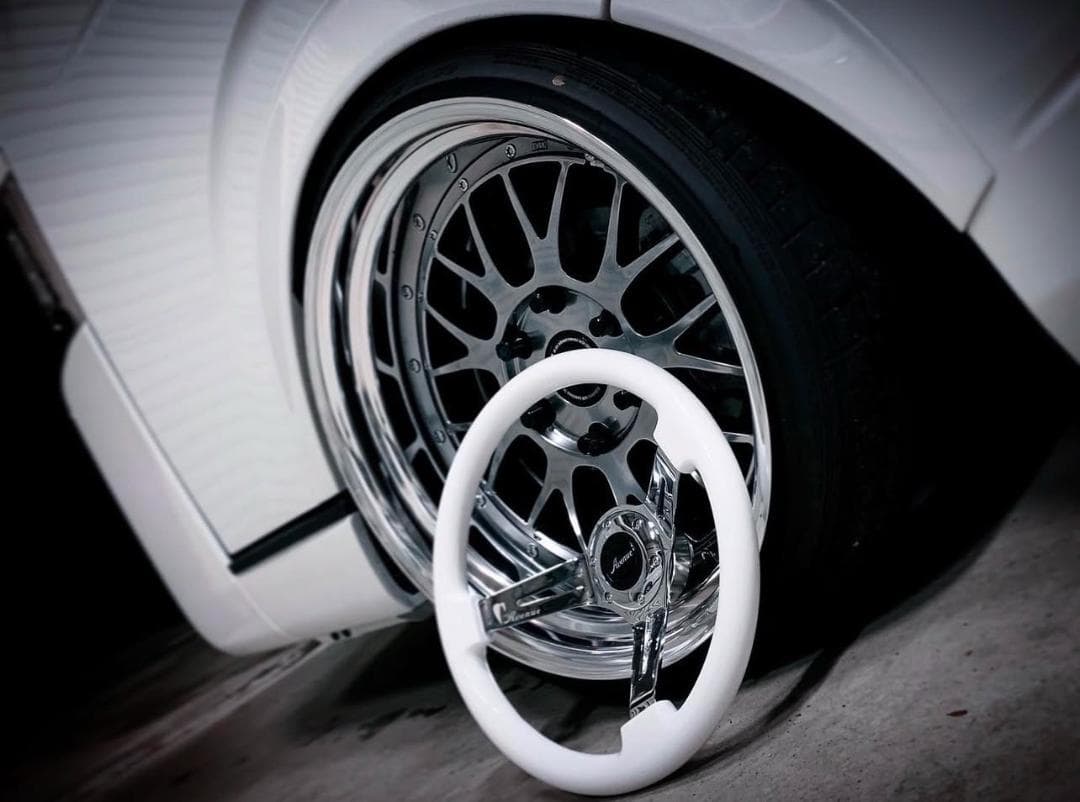 アベニューパフォーマンス　ホワイトｘブラック　ステアリング　USDM　ハンドル