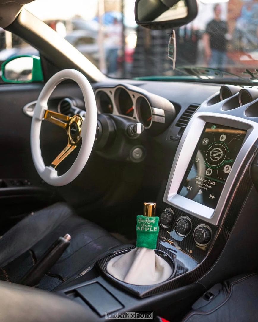 アベニューパフォーマンス　ホワイトｘブラック　ステアリング　USDM　ハンドル