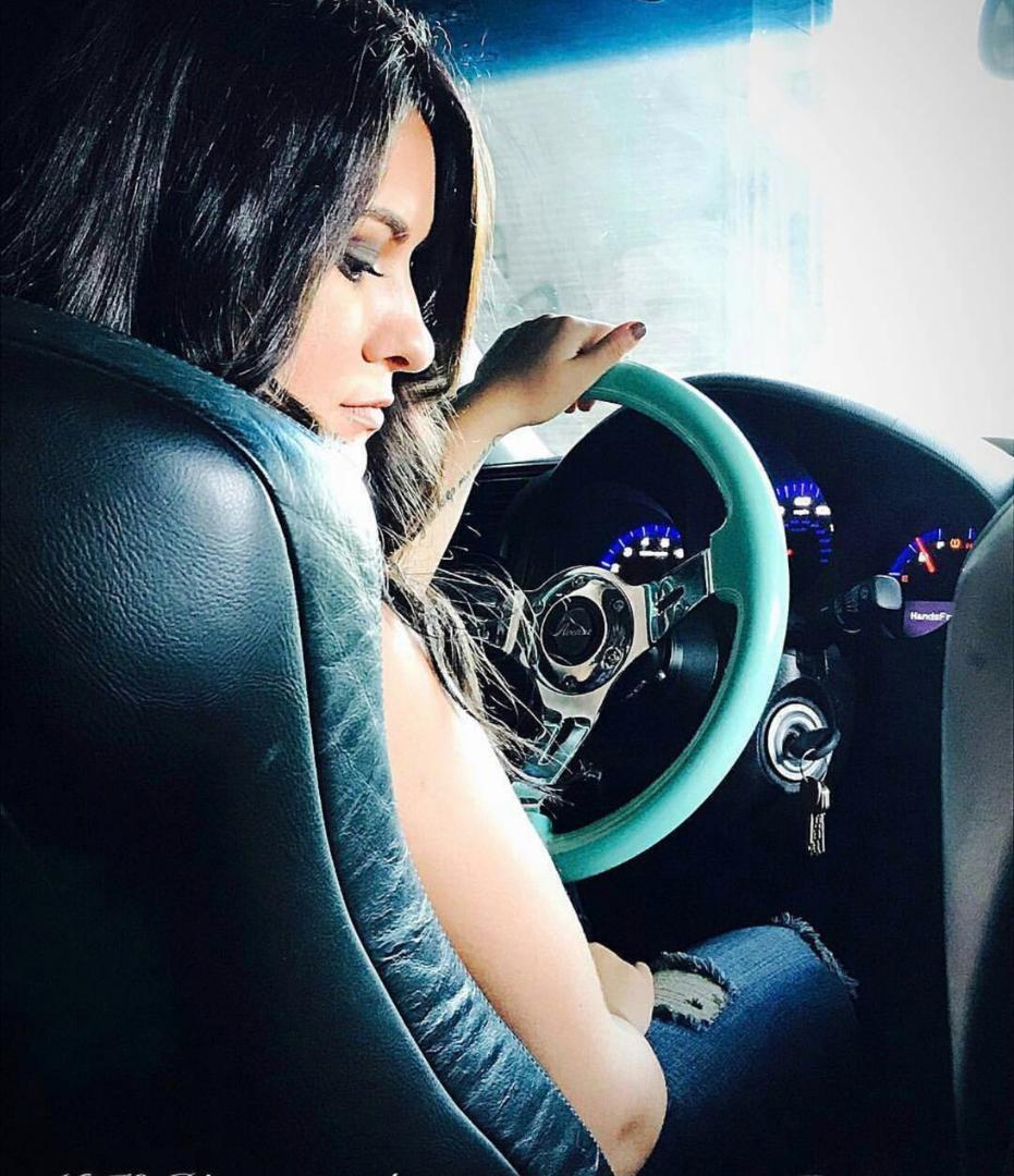 アベニューパフォーマンス　ホワイトｘブラック　ステアリング　USDM　ハンドル