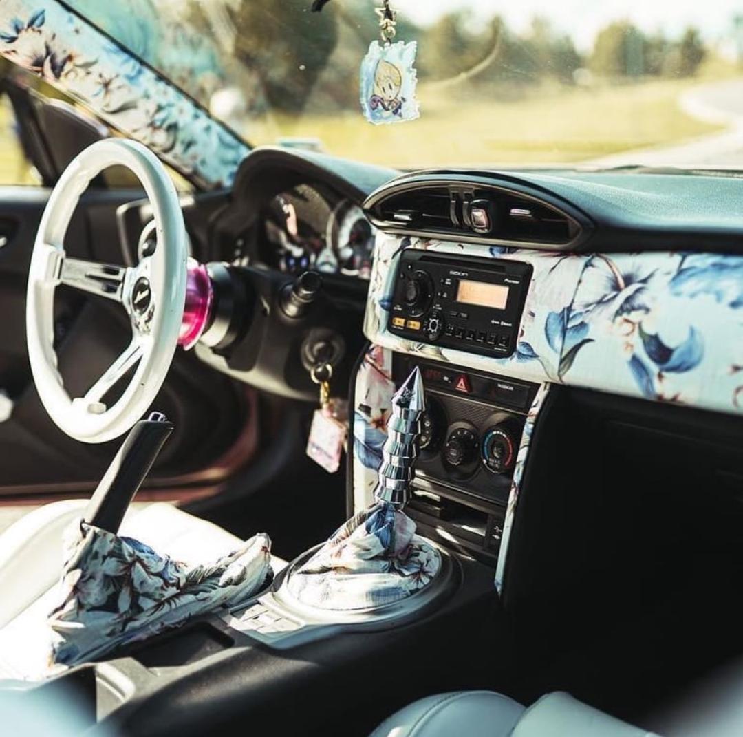 アベニューパフォーマンス　ホワイトｘブラック　ステアリング　USDM　ハンドル