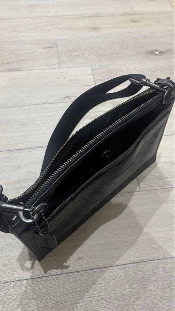 COACH ショルダーバッグ レザー　黒 ロゴパターン