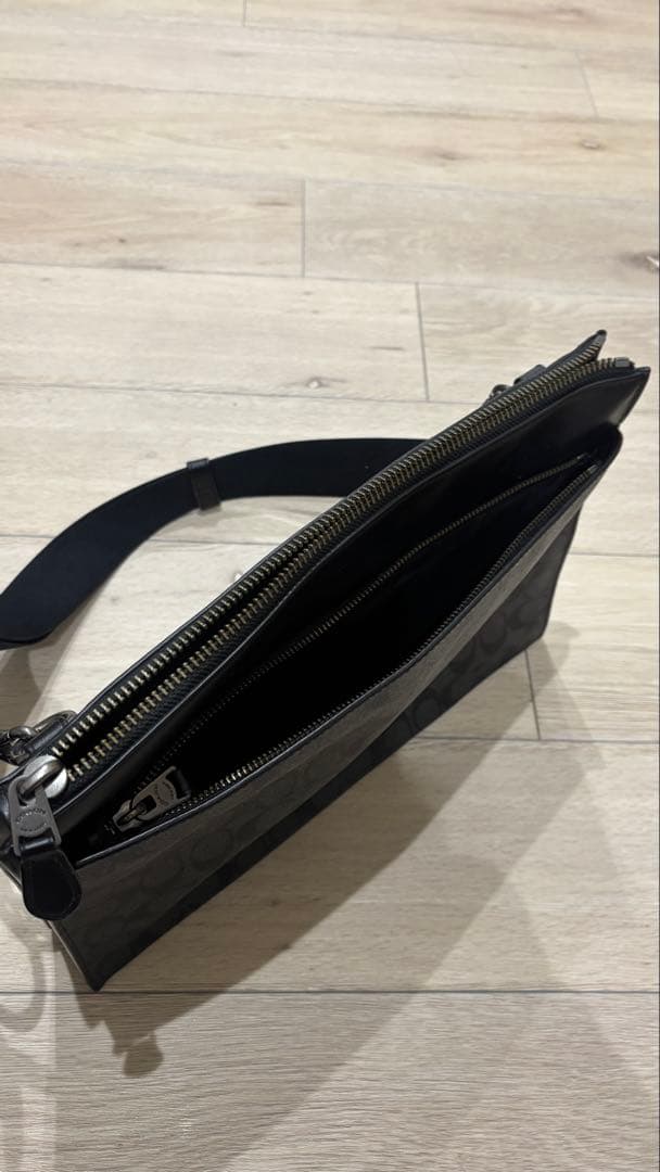 COACH ショルダーバッグ レザー　黒 ロゴパターン