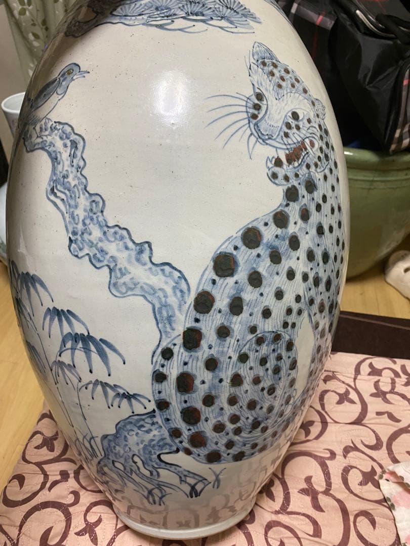 李朝青い豹と松の絵柄の陶器花瓶 骨董品