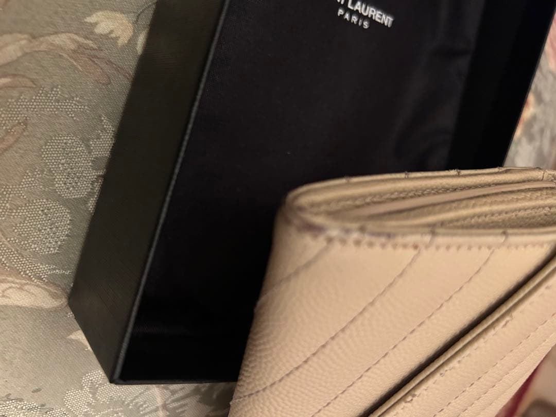 イブサンローラン　カサンドラ　マトラッセ　長財布　ベージュ