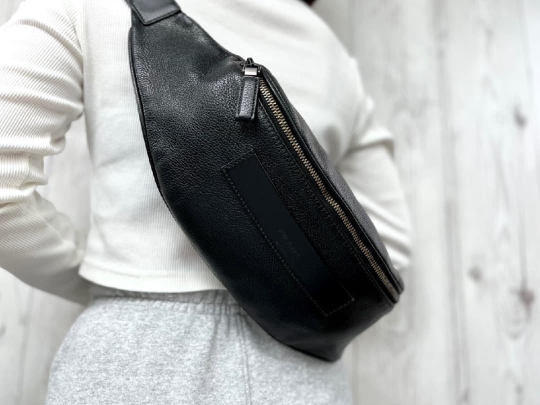 PRADA ブラック ボディバッグ・ウエストポーチ