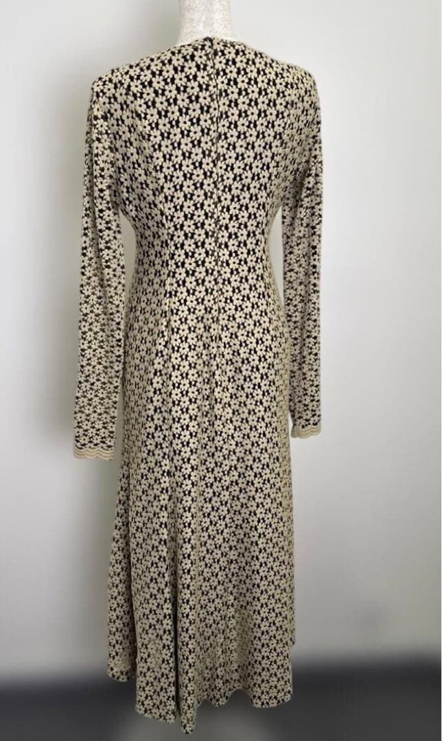 R00710 CLANE クラネ　花柄 長袖 ひざ丈ワンピース　アイボリー　黒色