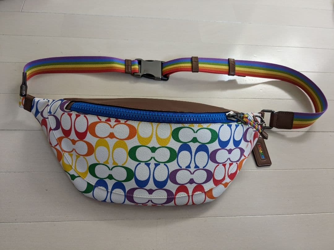 コーチ　ボディバック　レインボー　シグネチャー