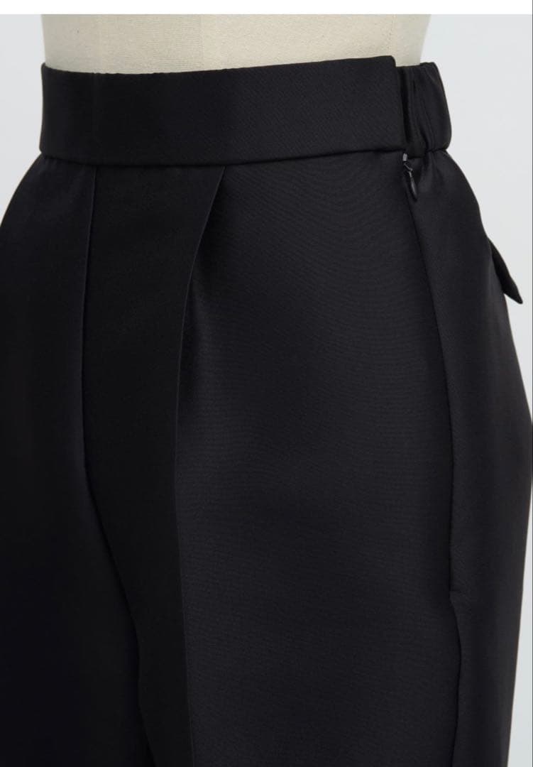 yori shirocon ヨリ　シルキードレスパンツ　新品未使用　ブラック36