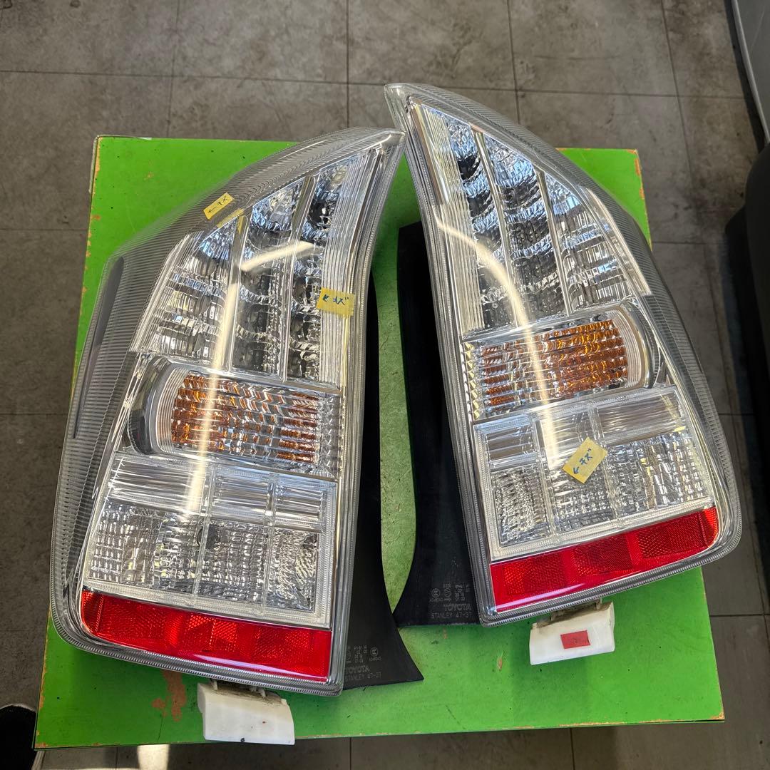 トヨタ プリウス 30 前期 テールランプ テールライト 左右セット 中古