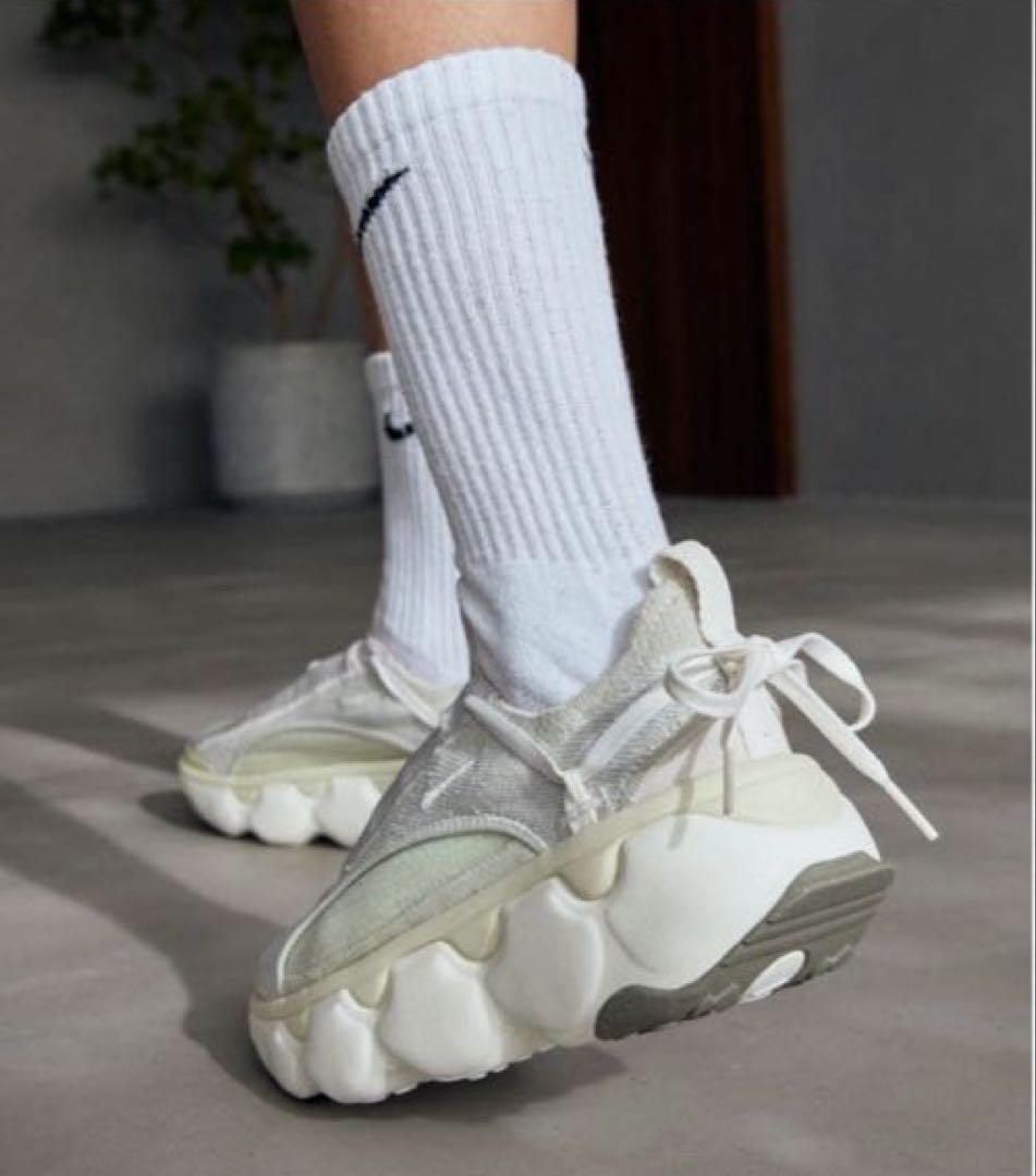 未使用ナイキ フライニット ブルーム ウィメンズシューズ26㎝