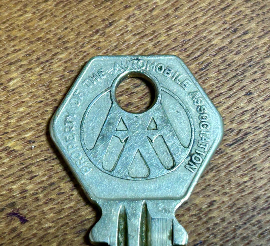 1960 年代の AA カーバッジ + キー、キーリング