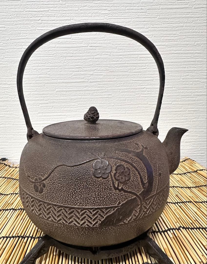 未使用品 山形鋳物師 横倉嘉山作 平鉉梅文様　南部鉄瓶　南部鉄器　調理器具　鉄瓶