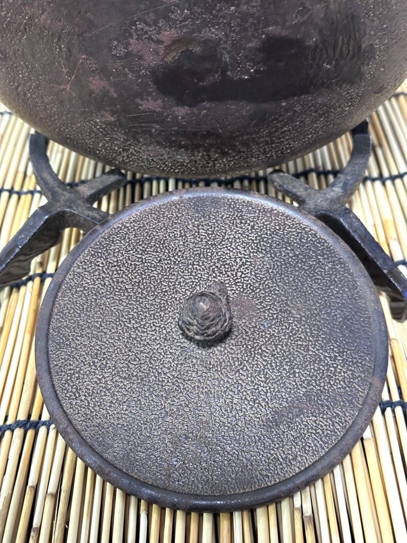 未使用品 山形鋳物師 横倉嘉山作 平鉉梅文様　南部鉄瓶　南部鉄器　調理器具　鉄瓶