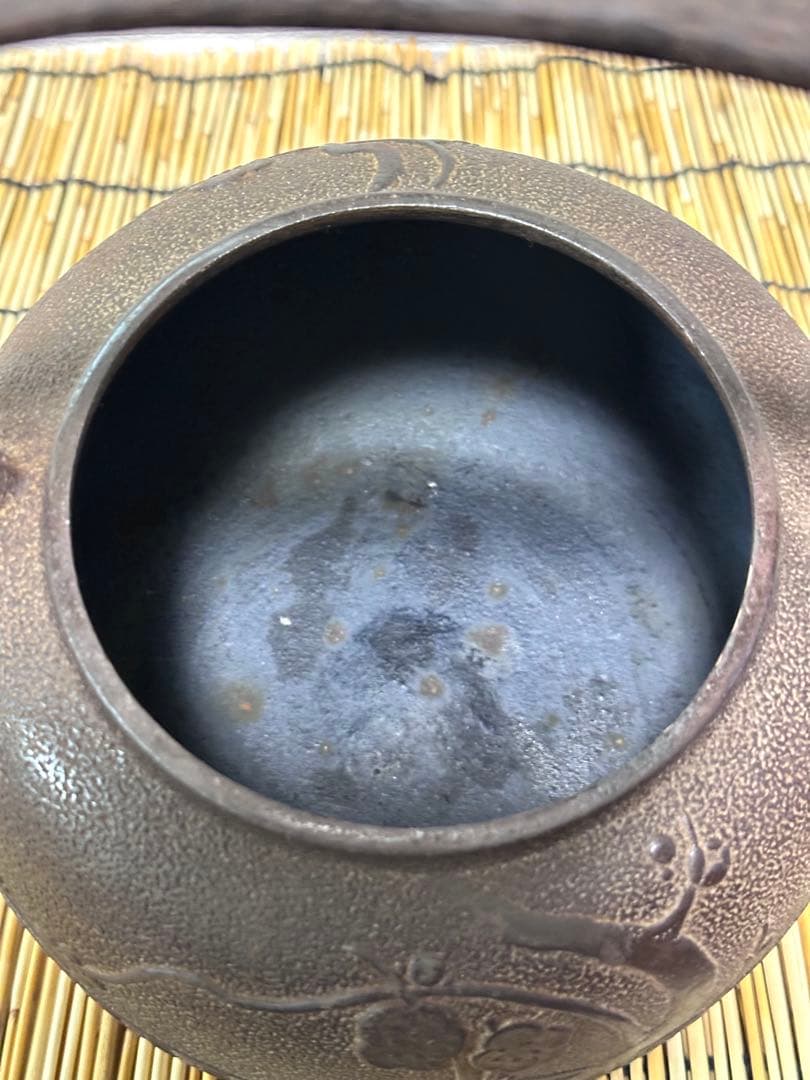 未使用品 山形鋳物師 横倉嘉山作 平鉉梅文様　南部鉄瓶　南部鉄器　調理器具　鉄瓶